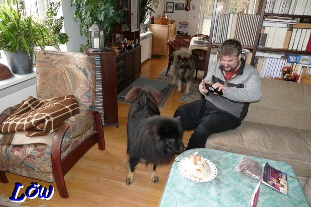 11.12.2025  - Howard pirscht sich der Geburtstagtorte an